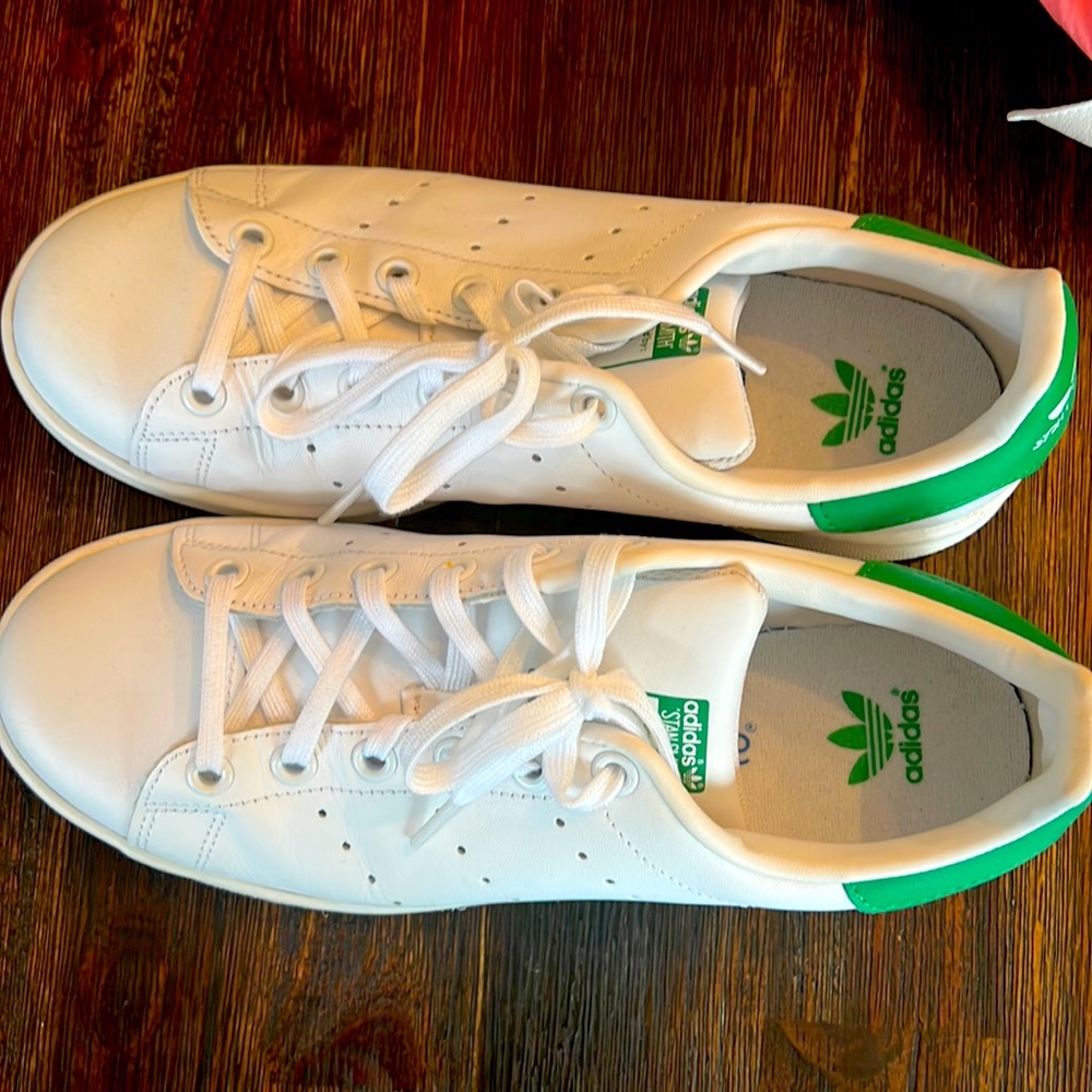 LIKE NEW: Size 6 men’s Adidas Stan Smith sneakers